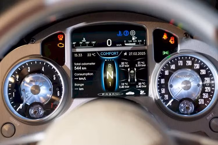 Phần đuôi xe gây ấn tượng với điểm nhấn là cụm đèn hậu mang thiết kế giống tua-bin động cơ máy bay. Bên cạnh đó là cánh gió hình elip với kích thước khổng lồ, giúp duy trì sự ổn định cho chiếc xe khi chạy trên dải tốc độ cao.