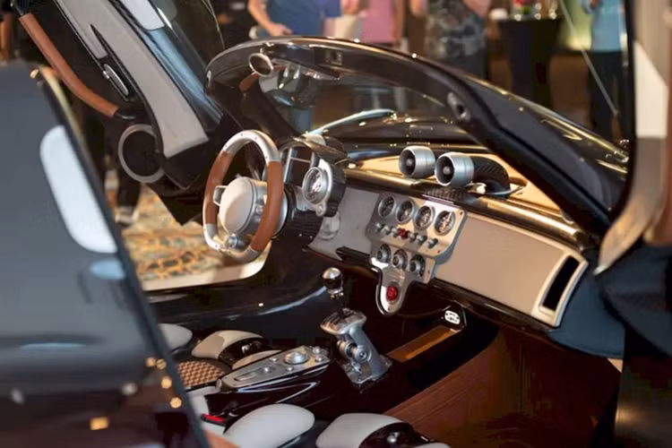 So với phiên bản Coupe, thiết kế của Pagani Utopia Roadster mui trần gần như không có quá nhiều khác biệt, ngoại trừ phần mui xe. Chiếc xe trong bài sở hữu màu sơn ngoại thất đỏ Rosso Habanero với thân vỏ được làm từ sợi carbon kết hợp với bộ mâm carbon Aeroblade.