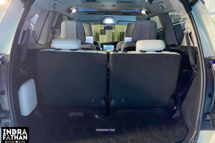 Trong khi hầu hết các xe điện hiện đại sử dụng bộ pin phẳng, gắn trên sàn xe, thì bộ pin được sử dụng cho Innova BEV khác hoàn toàn.