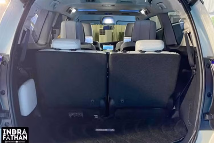 Trong khi hầu hết các xe điện hiện đại sử dụng bộ pin phẳng, gắn trên sàn xe, thì bộ pin được sử dụng cho Innova BEV khác hoàn toàn.