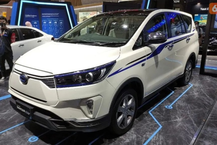 So với bản concept từng ra mắt vào tháng 3/2022, Toyota Innova chạy điện tại IIMS 2025 đã có một số thay đổi đáng chú ý. Dễ thấy nhất là cụm đèn trước và sau được thiết kế mới mẻ hơn với các dải LED kéo dài tạo hình sắc nét.