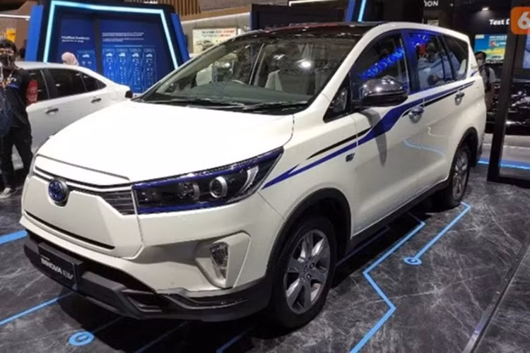 So với bản concept từng ra mắt vào tháng 3/2022, Toyota Innova chạy điện tại IIMS 2025 đã có một số thay đổi đáng chú ý. Dễ thấy nhất là cụm đèn trước và sau được thiết kế mới mẻ hơn với các dải LED kéo dài tạo hình sắc nét.
