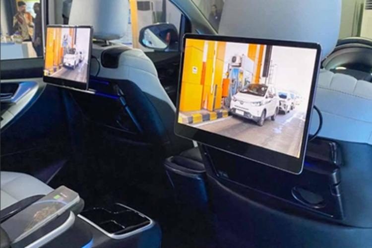 Cung cấp sức mạnh cho Toyota Innova BEV concept 2025 là mô-tơ điện cho công suất cực đại khoảng 180 mã lực và 700 Nm mô-men xoắn. Xe được trang bị bộ pin Lithium-ion 59,3 kWh.