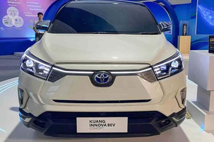 Nhìn chung, thiết kế của Toyota Innova bản thuần điện này không khác biệt nhiều so với bản chạy bằng động cơ đốt trong đang bán tại một số thị trường, trong đó có cả Việt Nam.
