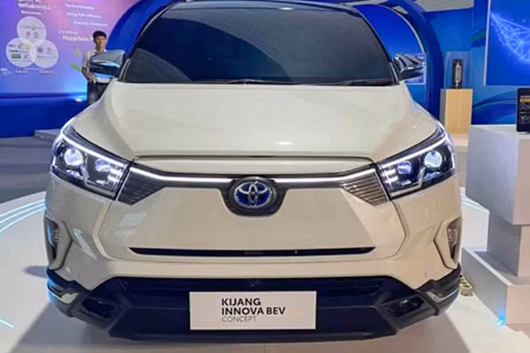 Nhìn chung, thiết kế của Toyota Innova bản thuần điện này không khác biệt nhiều so với bản chạy bằng động cơ đốt trong đang bán tại một số thị trường, trong đó có cả Việt Nam.