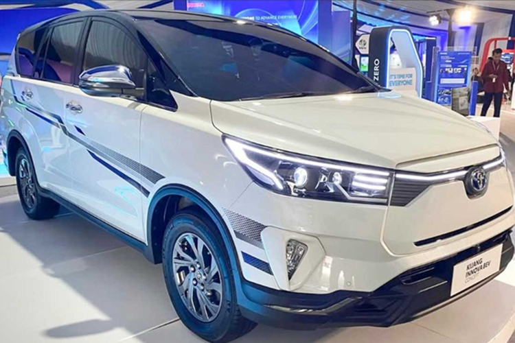 Vì là xe thuần điện nên Toyota Innova BEV mới không có lưới tản nhiệt truyền thống giúp tăng tính khí động học. Chiếc Innova thuần điện trưng bày tại IIMS 2025 được trang bị bộ mâm đa chấu 16 inch trong khi trước đây là 17 inch thể thao hơn.