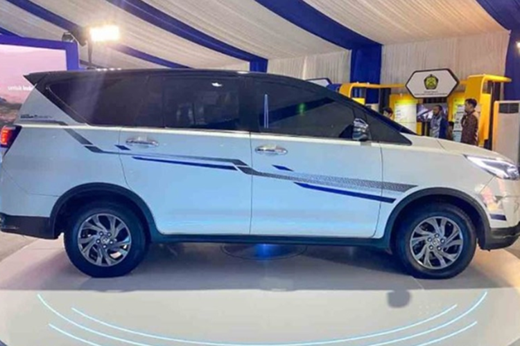 Về nội thất, bên trong khoang cabin của Innova BEV concept 2025 có màn hình trung tâm kích thước lớn hơn xe từng trưng bày năm 2022.