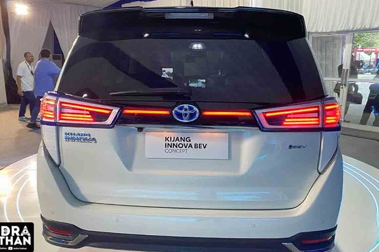 Theo đó, các mô-đun nhỏ sẽ được tích hợp ở dưới sàn xe, trong khi một mô-đun to hơn sẽ bố trí ở trong khoang máy phía trước để không ảnh hưởng tới không gian cabin. Xe có hai cổng sạc dạng Type-2 AC và CCS-2 DC.