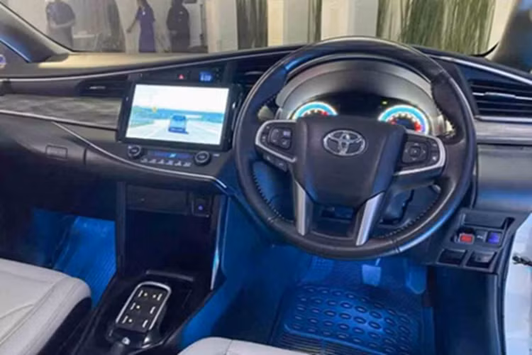 Các chi tiết khác trên xe vẫn được giữ nguyên như: đồng hồ tốc độ vẫn là dạng cơ kết hợp màn LCD, sạc không dây, đèn LED nội thất, màn hình giải trí cho hàng ghế thứ hai, nội thất hai tông màu, cần số dạng nút bấm điện tử,...