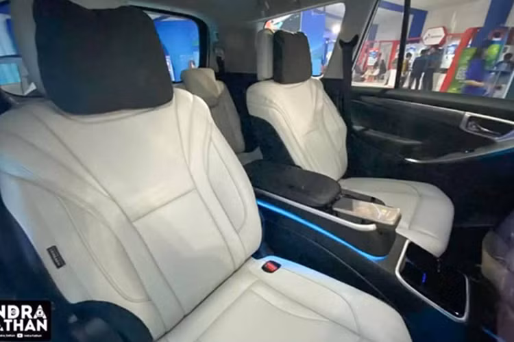 Hàng ghế sau của xe là kiểu ghế cơ trưởng với hai ghế riêng biệt, đi kèm bệ tỳ tay giúp tăng thêm sự tiện nghi và sang trọng.