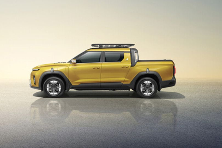 Bán tải điện KGM Musso EV có thiết kế đặc biệt tích hợp sàn và thân xe thành một khối duy nhất, với trục cơ sở dài làm tăng vẻ ngoài mạnh mẽ của xe. Phần đầu xe được đặc trưng bởi đường viền mui xe góc cạnh, dày và lưới tản nhiệt màu đen năng động, trong khi phần sau được hoàn thiện với đèn hậu kết hợp và biểu tượng KGM nổi bật, toát lên vẻ táo bạo và tự tin.