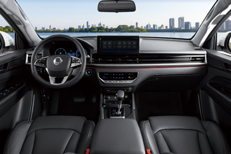 Nói về triết lý thiết kế của Musso EV, một lãnh đạo của KGM nhận định "Musso EV áp dụng thiết kế đơn giản và gọn gàng cho các chi tiết như đèn và lưới tản nhiệt để phù hợp với hình ảnh của một chiếc xe điện, đồng thời vẫn giữ được thân xe chắc chắn đặc trưng của xe bán tải”.