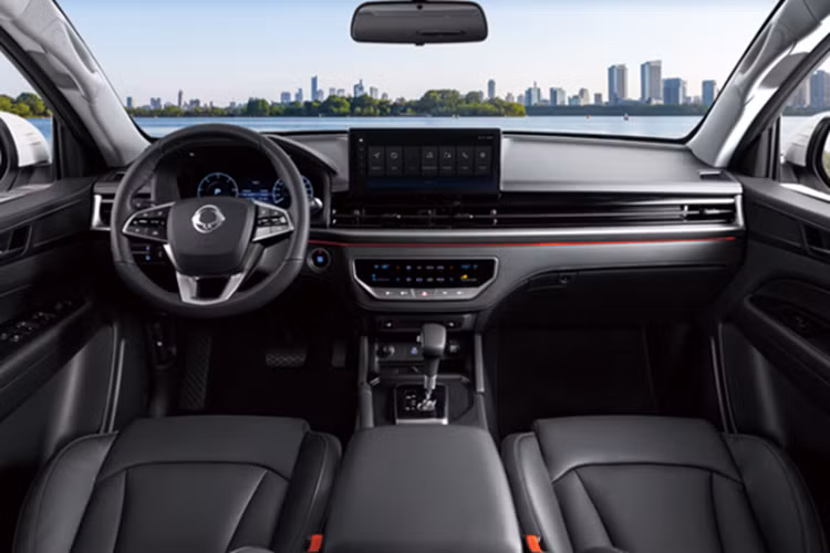 Nói về triết lý thiết kế của Musso EV, một lãnh đạo của KGM nhận định "Musso EV áp dụng thiết kế đơn giản và gọn gàng cho các chi tiết như đèn và lưới tản nhiệt để phù hợp với hình ảnh của một chiếc xe điện, đồng thời vẫn giữ được thân xe chắc chắn đặc trưng của xe bán tải”.