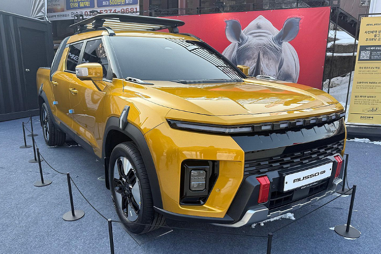 Theo Korea Times, Musso EV bán tải chạy điện sẽ được trang bị pin LFP từ BYD, có phạm vi di chuyển khoảng 401 km chỉ với một lần sạc (theo chứng nhận từ Bộ Môi trường Hàn Quốc). Các đối thủ tiềm năng của Musso EV trong phân khúc này bao gồm bán tải Colorado của GM và Tasman của Kia.