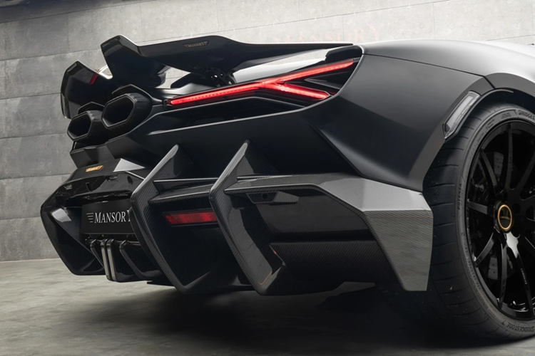 Cánh gió khí động học điều khiển điện được tinh chỉnh lại, trong khi khuếch tán gió cản sau được mở rộng, lấy cảm hứng từ mẫu siêu xe Lamborghini Centenario.