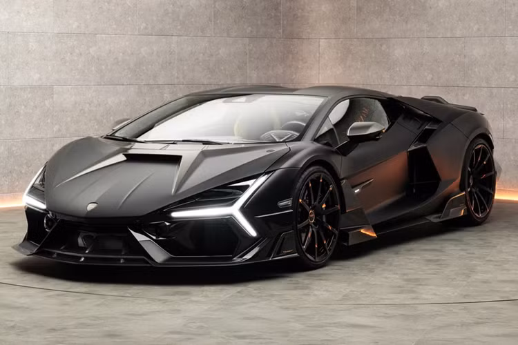 Là xe thay thế cho Aventador, siêu xe Lamborghini Revuelto đang được nhiều hãng độ ra mắt các gói nâng cấp mới, trong đó có Mansory với dự án đầu tiên mang tên Initiate.