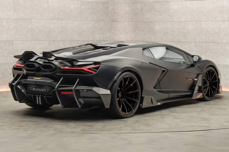 Chiếc Lamborghini Revuelto Mansory Initiate độ khủng này chỉ được bổ sung nhẹ các chi tiết ngoại thất khí động học thay vì được cắt xẻ mạnh mẽ, vốn có thể xuất hiện ở các gói độ tiếp theo.