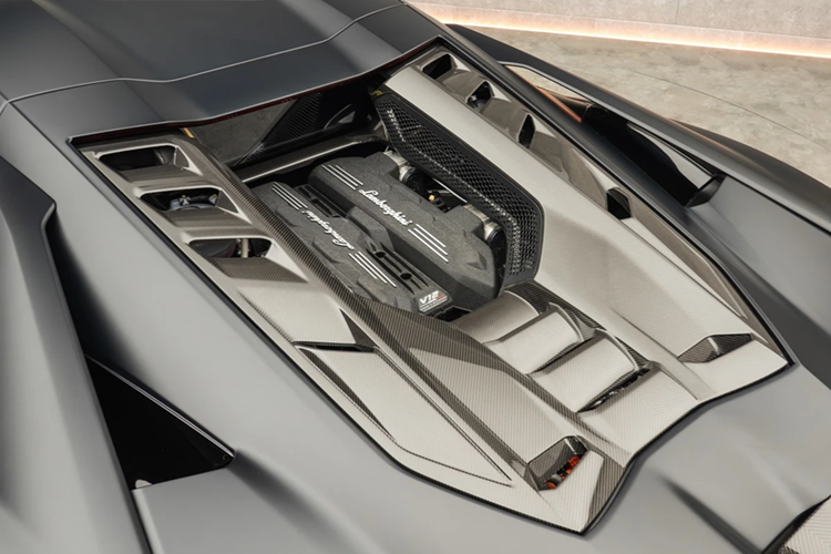 Chiếc Lamborghini Revuelto nguyên bản được trang bị động cơ hút khí tự nhiên V12 dung tích 6.5L, công suất tối đa 825 mã lực và mô-men xoắn cực đại 725 Nm.