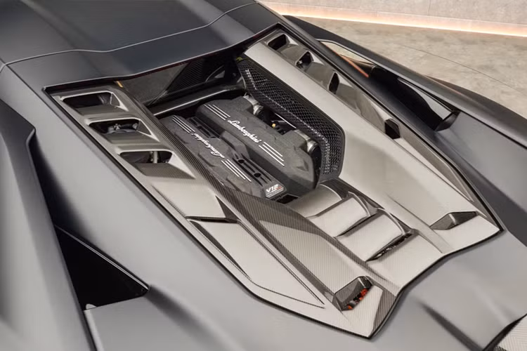 Chiếc Lamborghini Revuelto nguyên bản được trang bị động cơ hút khí tự nhiên V12 dung tích 6.5L, công suất tối đa 825 mã lực và mô-men xoắn cực đại 725 Nm.