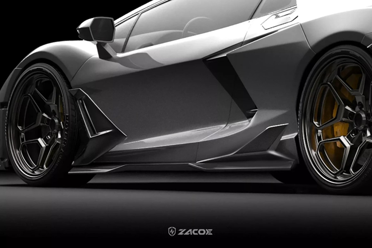 Điểm nhấn đáng chú ý là hệ thống ống xả nguyên bản đã được thay thế bằng thiết kế 4 ống xả mới từ thương hiệu Fi Exhaust, mang lại âm thanh uy lực hơn. Ngoài ra, Zacoe bổ sung cửa hút gió trên khoang động cơ, kết hợp cùng cánh gió khí động học kích thước lớn kiểu cổ thiên nga, tạo nên vẻ ngoài hầm hố và cuốn hút.