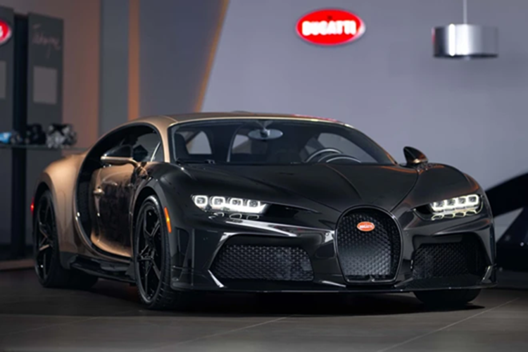 Siêu xe Chiron Super Sport được ra đời sau khi hãng xe Bugatti đã nghe những lời phàn nàn của khách hàng về việc chiếc Chiron Super Sport 300+ dù có vận tốc tối đa 490,48 km/h nhưng đã bị cắt giảm các trang bị tiện ích và chi tiết sang trọng của xe khiến họ không cảm thấy thoải mái.