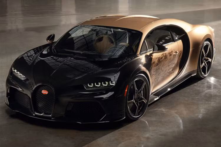 Hãng siêu xe nước Pháp chỉ sản xuất tổng cộng 60 chiếc Bugatti Chiron Super Sport trên toàn thế giới đi kèm mức giá bán lên đến 3,9 triệu đô la, tương đương khoảng 90 tỷ đồng, cao hơn 1,3 triệu đô la so với bản tiêu chuẩn nhưng khách hàng chỉ quan tâm đến việc Bugatti Chiron Super Sport có sự kết hợp giữa sức mạnh và trang bị sang trọng khác hẳn quái vật tốc độ Chiron Super Sport 300+.