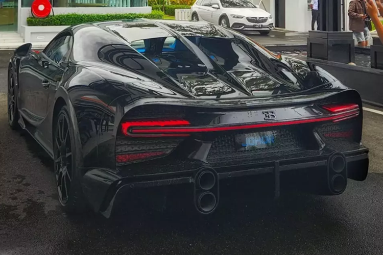 Chủ nhân của chiếc xe Bugatti Chiron Super Sport này là Tunku Ismail Idris, nổi tiếng là một người đam mê thương hiệu xe Bugatti khi được cho sở hữu chiếc Veyron đầu tiên tại Malaysia cũng như gây bất ngờ mang về garage xe khủng của mình siêu phẩm Chiron Super Sport, vốn chỉ có 60 xe trên toàn thế giới.