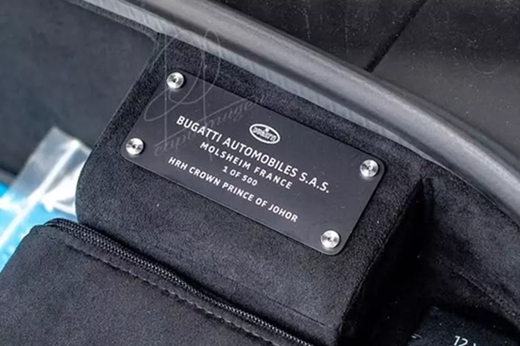 Chiếc siêu xe triệu đô Bugatti Chiron Super Sport của Hoàng tử Malaysia Tunku Ismail Idris có ngoại thất sơn màu đen tuyền và nội thất lại phối màu xanh dương rất tương phản, giúp xe nổi bần bật.