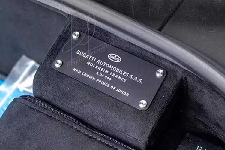 Chiếc siêu xe triệu đô Bugatti Chiron Super Sport của Hoàng tử Malaysia Tunku Ismail Idris có ngoại thất sơn màu đen tuyền và nội thất lại phối màu xanh dương rất tương phản, giúp xe nổi bần bật.