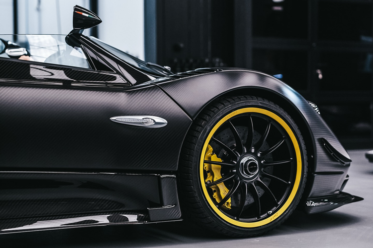 Bánh sau của siêu xe này được bổ sung ốp che khí động học, lấy cảm hứng từ các mẫu xe đua cổ điển. Tương tự nhiều mẫu siêu xe khác của Pagani, chiếc Zonda HP Barchetta có không gian mang phong cách cổ điển, được phối hợp nhiều chất liệu cao cấp như ốp hợp kim nhôm sáng bóng, gỗ và da.