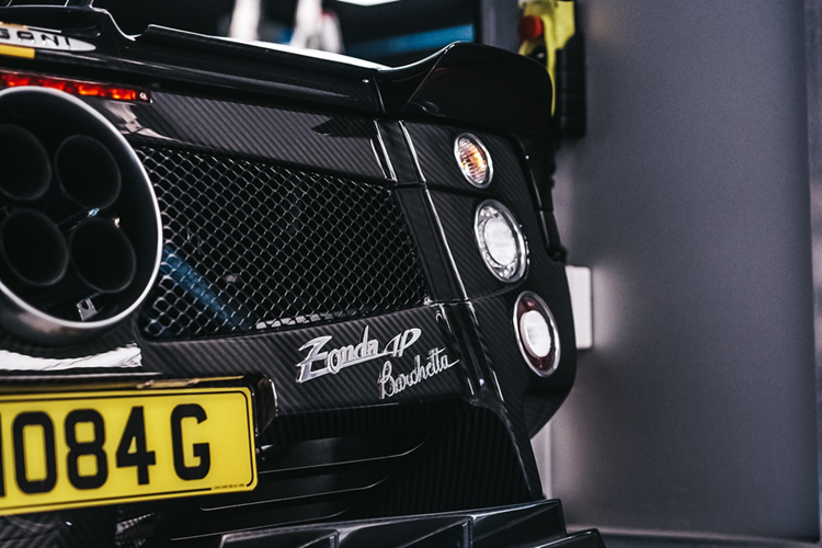 Điểm đặc biệt của siêu xe này là thiết kế "barchetta" với phần kính chắn gió và cột A thiết kế thấp, tương tự các mẫu xe speedster như McLaren Elva hay Ferrari Monza SP1/SP2.