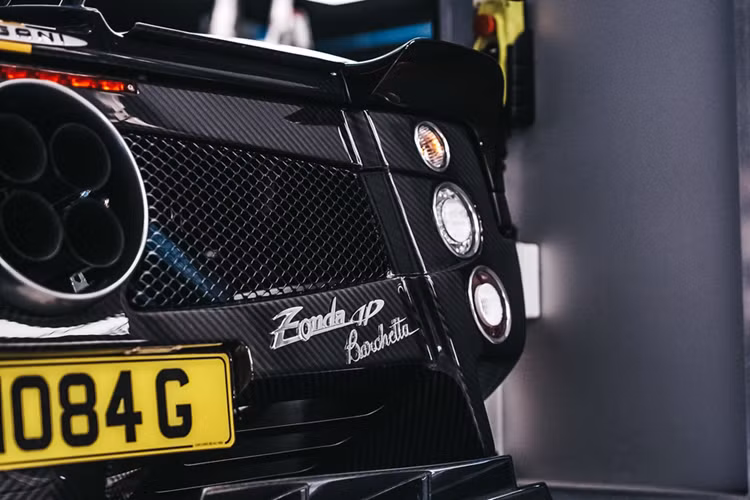 Điểm đặc biệt của siêu xe này là thiết kế "barchetta" với phần kính chắn gió và cột A thiết kế thấp, tương tự các mẫu xe speedster như McLaren Elva hay Ferrari Monza SP1/SP2.