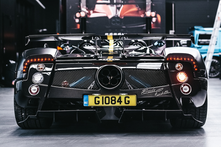 Xe cũng không có phần mui cứng đi kèm. Mẫu siêu xe Pagani Zonda HP Barchetta được trang bị động cơ V12 hút khí tự nhiên dung tích 7.3L do AMG lắp ráp, công suất tối đa lên đến 800 mã lực và mô-men xoắn cực đại 850 Nm.