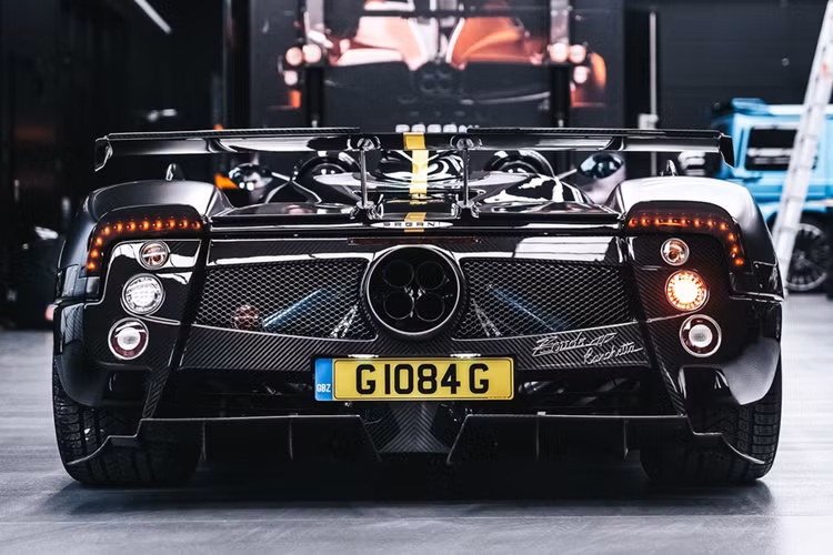 Xe cũng không có phần mui cứng đi kèm. Mẫu siêu xe Pagani Zonda HP Barchetta được trang bị động cơ V12 hút khí tự nhiên dung tích 7.3L do AMG lắp ráp, công suất tối đa lên đến 800 mã lực và mô-men xoắn cực đại 850 Nm.