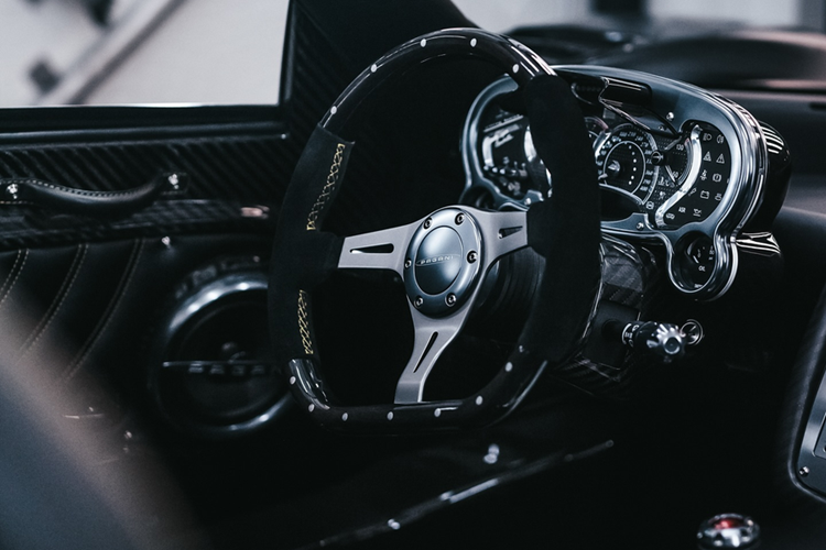 Chiếc Zonda HP Barchetta sở hữu vỏ ngoài được làm hoàn toàn bằng chất liệu sợi carbon màu đen Black Mamba. Đây là chiếc Zonda đầu tiên sở hữu thiết kế thân xe Barchetta với kính chắn gió và cột A được thiết kế thấp, không có mui cứng gắn kèm.