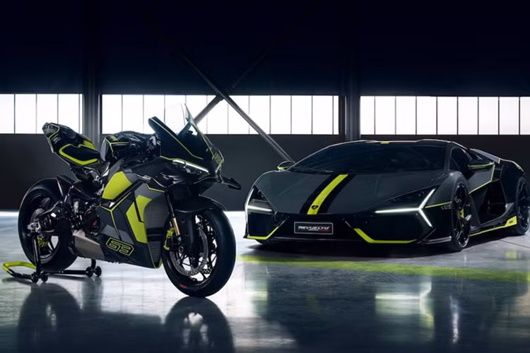 Trong khuôn khổ Tuần lễ Thiết kế Milan 2025, Ducati chính thức ra mắt mẫu Ducati Panigale V4 Lamborghini 2025 mới – một tuyệt phẩm hai bánh được tạo ra từ sự hợp tác giữa hai biểu tượng xe Ý: Ducati và Lamborghini. Sự kiện “The Art of Unexpected” diễn ra tại nhà hát Teatro Alcione, thu hút sự chú ý đặc biệt từ giới mộ điệu.