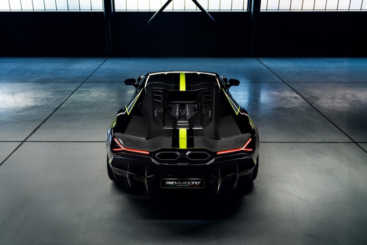 Đây là lần thứ ba Ducati và Lamborghini bắt tay tạo nên những kiệt tác kết hợp tinh hoa công nghệ, hiệu suất thể thao và thiết kế độc đáo. Sau thành công của Streetfighter V4 Lamborghini và Diavel 1260 Lamborghini. Siêu môtô Ducati Panigale V4 Lamborghini tiếp tục khẳng định vị thế đỉnh cao của hai thương hiệu trong giới xe hiệu suất cao toàn cầu.