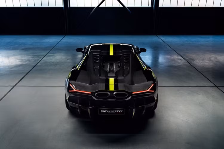 Đây là lần thứ ba Ducati và Lamborghini bắt tay tạo nên những kiệt tác kết hợp tinh hoa công nghệ, hiệu suất thể thao và thiết kế độc đáo. Sau thành công của Streetfighter V4 Lamborghini và Diavel 1260 Lamborghini. Siêu môtô Ducati Panigale V4 Lamborghini tiếp tục khẳng định vị thế đỉnh cao của hai thương hiệu trong giới xe hiệu suất cao toàn cầu.