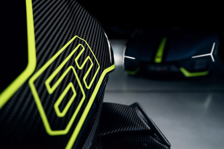 Ngoài ra, xe còn được trang bị hàng loạt phụ kiện dành riêng cho đường đua như nắp xăng CNC, bộ tháo chắn biển số, ốp ly hợp mở và ống dẫn khí làm mát heo thắng. Song song với phiên bản tiêu chuẩn, Ducati còn sản xuất 63 chiếc phiên bản Panigale V4 Lamborghini Speciale Clienti dành riêng cho khách hàng sở hữu Lamborghini.