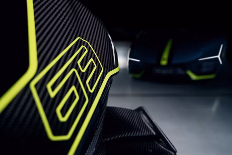 Ngoài ra, xe còn được trang bị hàng loạt phụ kiện dành riêng cho đường đua như nắp xăng CNC, bộ tháo chắn biển số, ốp ly hợp mở và ống dẫn khí làm mát heo thắng. Song song với phiên bản tiêu chuẩn, Ducati còn sản xuất 63 chiếc phiên bản Panigale V4 Lamborghini Speciale Clienti dành riêng cho khách hàng sở hữu Lamborghini.