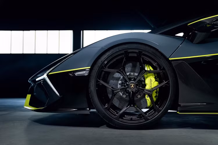 Xe sở hữu bộ vành nhôm rèn phong cách Revuelto, thân xe phủ carbon vân nổi, phối màu Verde Scandal, Grigio Telesto và Grigio Acheso. Các chi tiết như chắn bùn, ốp gót chân, tấm che nhiệt – tất cả đều bằng carbon fiber cao cấp.