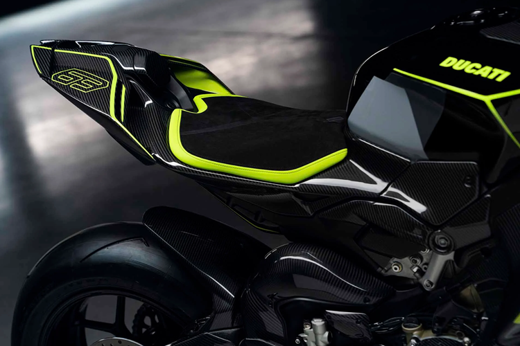 “Panigale V4 Lamborghini là minh chứng cho sự kết hợp hoàn hảo giữa vẻ đẹp, hiệu suất và phong cách Ý,” ông Claudio Domenicali – CEO Ducati chia sẻ. “Đây là món quà mà chúng tôi dành cho những người đam mê muốn sở hữu một chiếc xe máy thể thao không chỉ mạnh mẽ mà còn mang đậm dấu ấn cá nhân và nghệ thuật chế tác.”