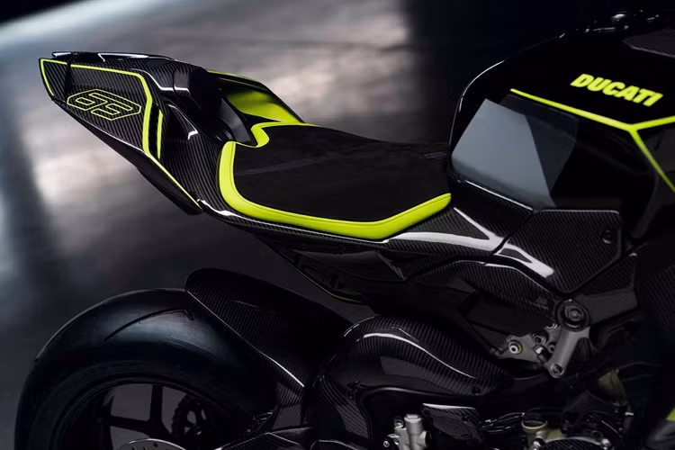 “Panigale V4 Lamborghini là minh chứng cho sự kết hợp hoàn hảo giữa vẻ đẹp, hiệu suất và phong cách Ý,” ông Claudio Domenicali – CEO Ducati chia sẻ. “Đây là món quà mà chúng tôi dành cho những người đam mê muốn sở hữu một chiếc xe máy thể thao không chỉ mạnh mẽ mà còn mang đậm dấu ấn cá nhân và nghệ thuật chế tác.”