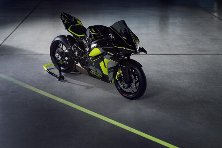 Xe được trang bị pô titan Akrapovič, cho công suất tối đa lên đến 218,5 mã lực, trọng lượng chỉ 185 kg – nhẹ hơn gần 2 kg so với Panigale V4 S tiêu chuẩn. Xe có ly hợp khô, gác chân điều chỉnh được, tay phanh và tay côn tiện dụng từ nhôm CNC.