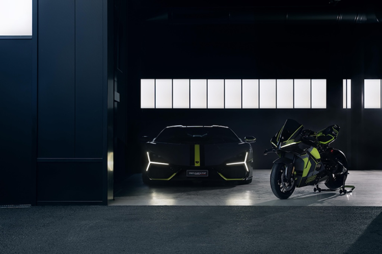 Những vị khách đặc biệt này có thể cá nhân hóa màu sơn theo xe Lamborghini của họ, tạo nên cặp đôi độc bản cho gara cá nhân. Họ cũng có thể khắc tên hoặc thông điệp cá nhân trên xe và tùy chỉnh bộ đồ bảo hộ theo màu xe.