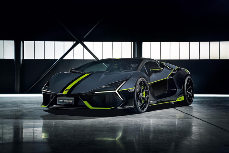 Panigale V4 Lamborghini là sự giao thoa giữa Panigale V4 S – mẫu superbike hàng đầu của Ducati – và Lamborghini Revuelto, siêu xe hybrid HPEV đầu tiên của Lamborghini, với tổng công suất lên đến 1.015 mã lực. Revuelto nổi bật nhờ tỉ lệ công suất/trọng lượng lý tưởng: 1,75 kg/mã lực, khả năng tăng tốc 0-100 km/h chỉ trong 2,5 giây và vận tốc tối đa vượt 350 km/h.