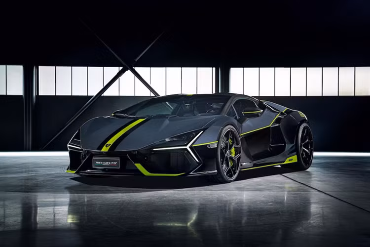 Panigale V4 Lamborghini là sự giao thoa giữa Panigale V4 S – mẫu superbike hàng đầu của Ducati – và Lamborghini Revuelto, siêu xe hybrid HPEV đầu tiên của Lamborghini, với tổng công suất lên đến 1.015 mã lực. Revuelto nổi bật nhờ tỉ lệ công suất/trọng lượng lý tưởng: 1,75 kg/mã lực, khả năng tăng tốc 0-100 km/h chỉ trong 2,5 giây và vận tốc tối đa vượt 350 km/h.