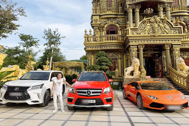 Động cơ kết hợp cùng hộp số tự động 7 tốc độ và hệ dẫn động 4 bánh toàn thời gian, nhờ đó, chiếc siêu xe Lamborghini Huracan LP610-4 chỉ mất thời gian 3,2 giây để tăng tốc từ vị trí xuất phát lên 100 km/h trước khi đạt vận tốc tối đa 325 km/h.