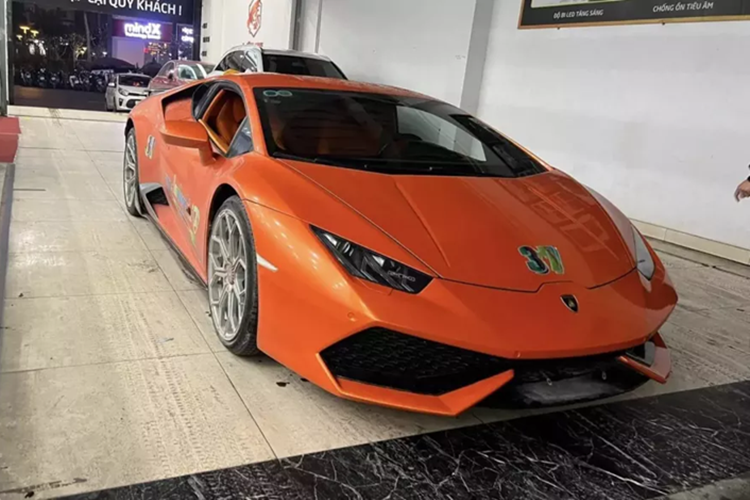 Vào tháng 4 năm ngoái, đại gia đồng nát Nghệ An tậu Lamborghini Huracan LP610-4 gần 9 tỷ đồng khiến giới mê xe và nhiều người bất ngờ, sau khi xây biệt thự hơn 100 tỷ đồng, chiếc xe nổi bật với màu cam rất thời trang.