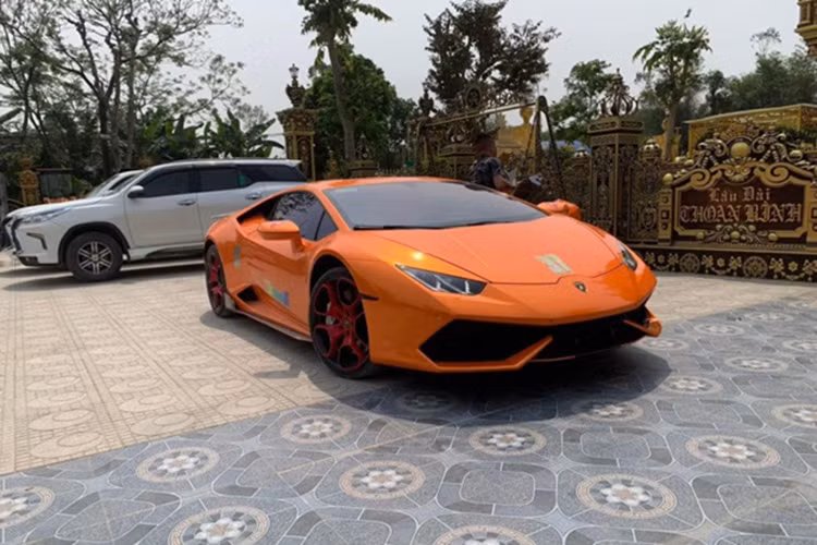 Siêu xe Lamborghini Huracan LP610-4 mới được 1 đại gia Nghệ An bán lại sở hữu động cơ V10, dung tích 5.2 lít, sản sinh công suất tối đa 610 mã lực tại vòng tua máy 8.250 vòng/phút và mô-men xoắn cực đại 560 Nm tại vòng tua máy 6.500 vòng/phút.